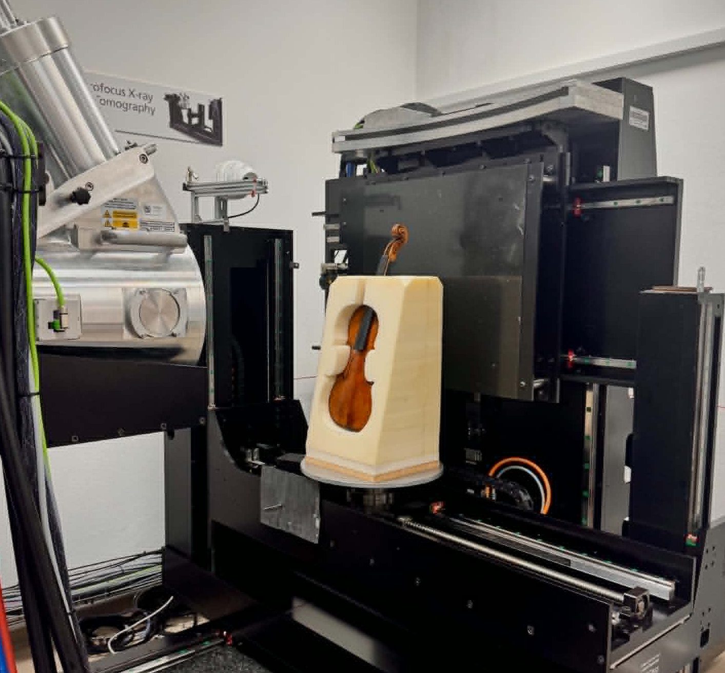 Tomograf Nikon M2 LES z instrumentem w uchwycie pomiarowym